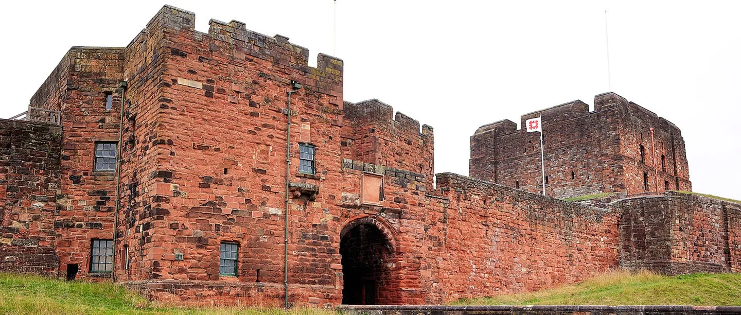 The battlemented inner gatehouse with the keep behind, flying the English Heritage flag
