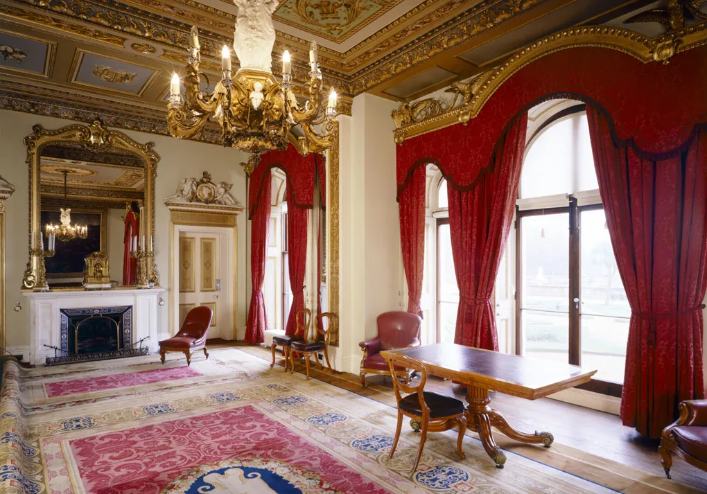 The council room with red curtains and gilded mirror