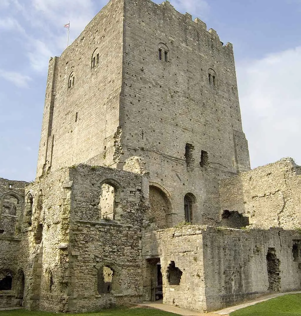 The keep rising above the ruined palace buildings of the inner bailey
