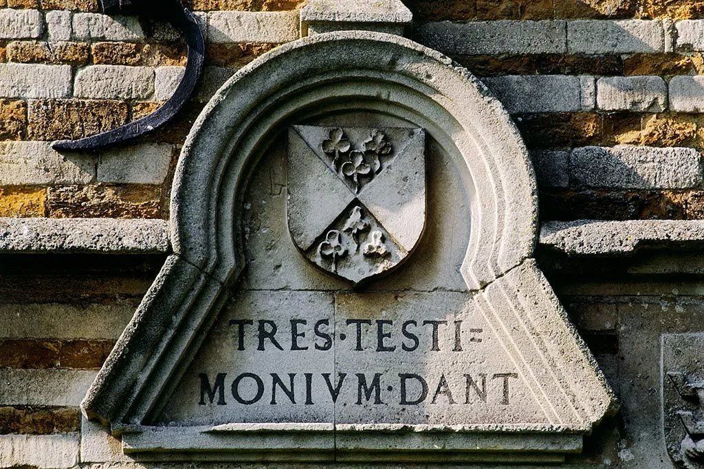 The Tresham trefoil shield and the inscription TRES TESTIMONIUM DANT above the door of Rushton Triangular Lodge