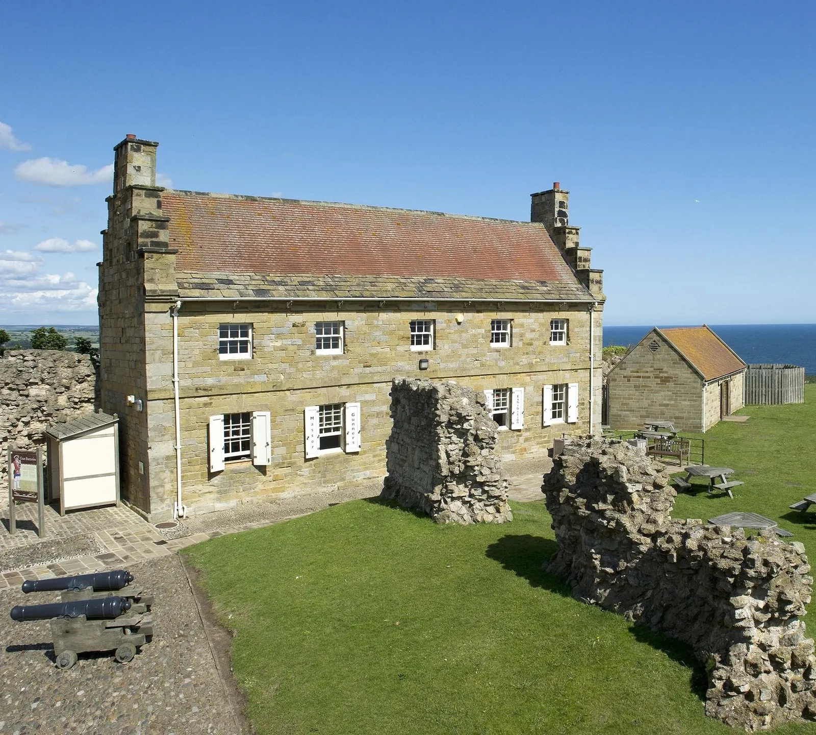 The Master Gunner's House, with cannons and the sea behind