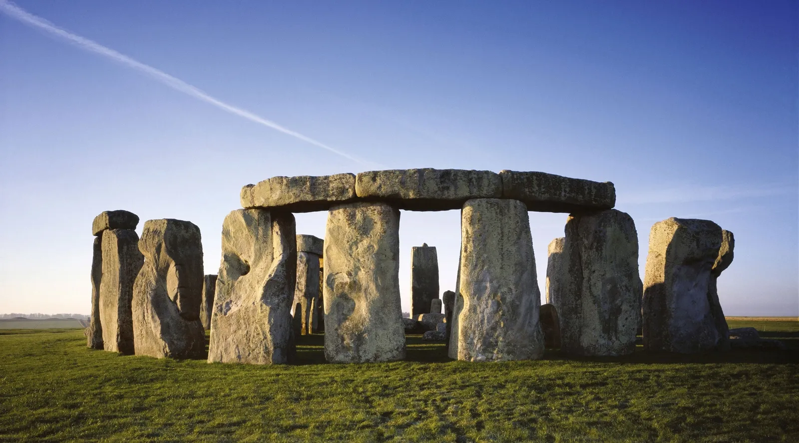 The sarsen circle and its lintels under a clear blue sky