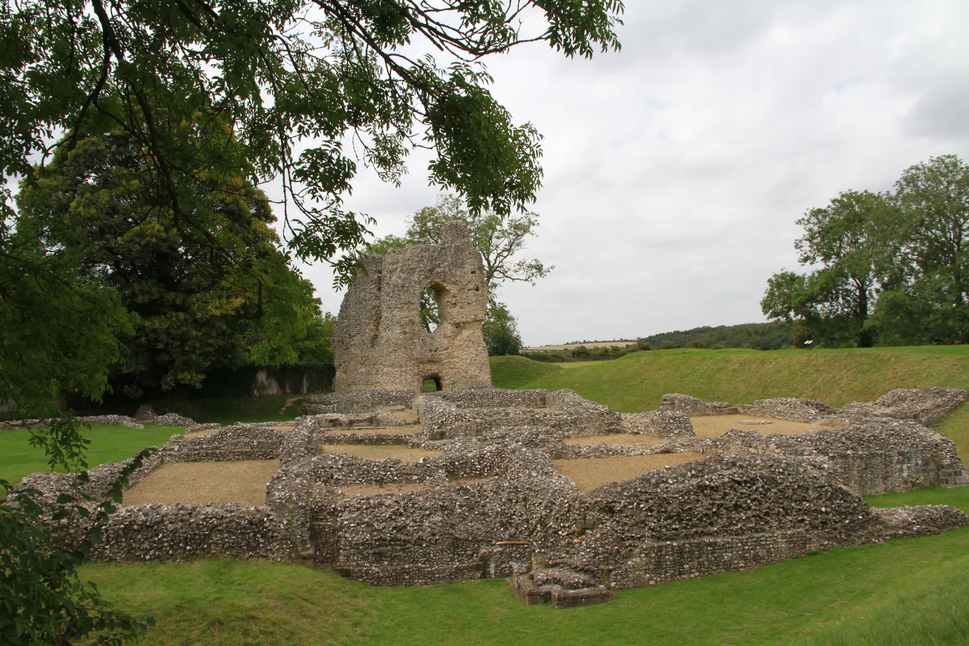 Ludgershall Castle and Cross