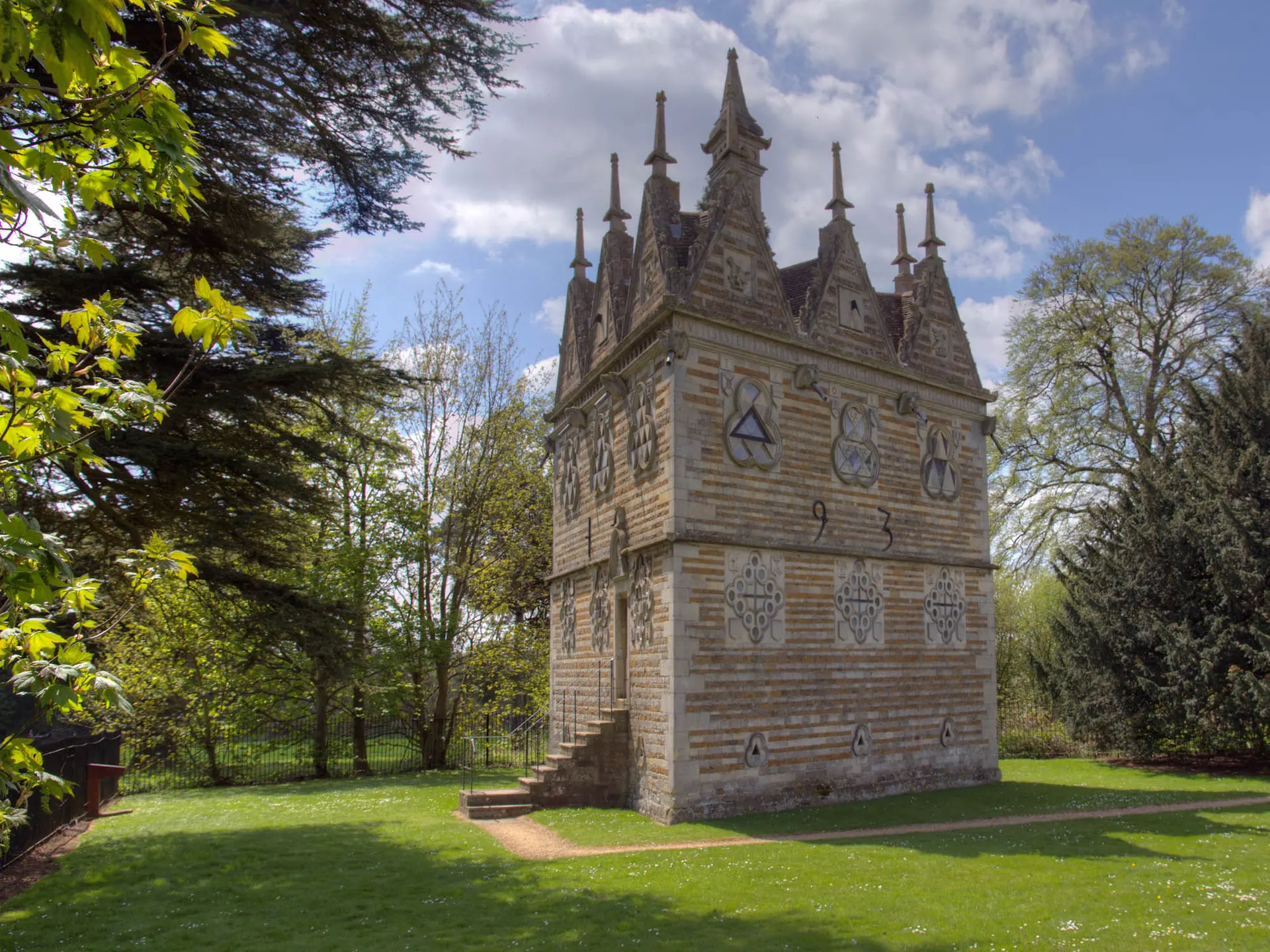 Rushton Triangular Lodge